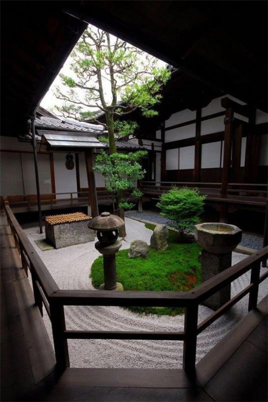Japanilaisen puutarhan korkea esteettinen visuaalinen harmonia kivien väreilyä hiekassa symboloi virtaavaa vettä