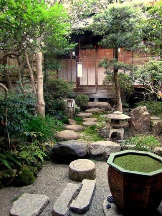 Japanilaisen puutarhan korkea estetiikka visuaalinen harmonia kivittää vihreät pensaat ja puut, jotka eivät ole liian korkeita, luovat harmonisen kuvan