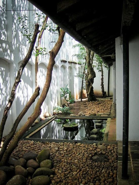 Japanilainen puutarha korkea esteettinen visuaalinen harmonia takapihalla vesikivet soraa