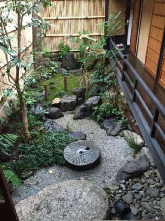 Japanilainen takapiha puutarha bambu seinä kivet sammal sora vihreä kasvit aita