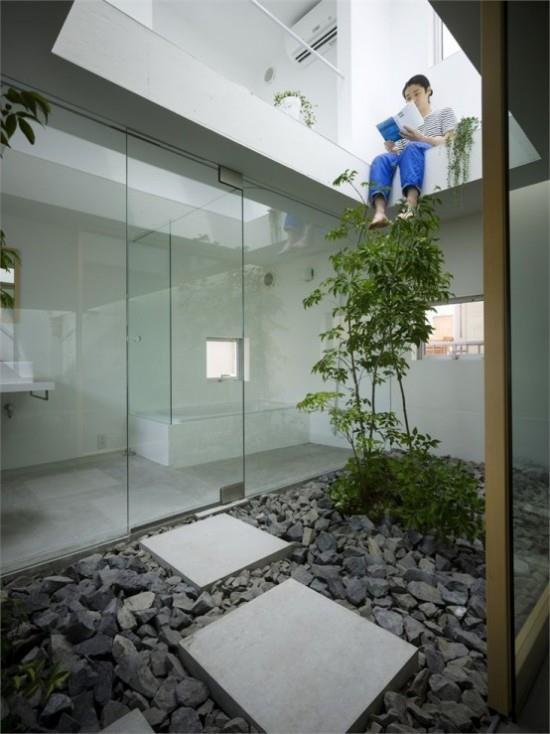 Japanilainen takapiha puutarha pieni alue paasi pikkukivi lasiseinät