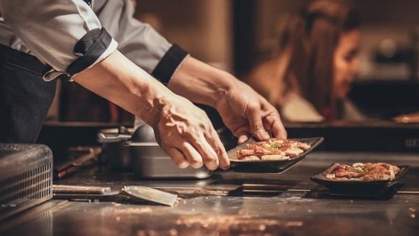 Japanilainen ruoka valmistaa lihaa vihanneksilla