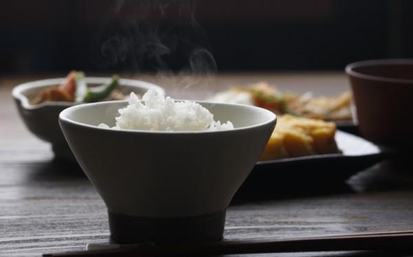 Japanilaista ruokaa riisi tarjoillaan höyrytettynä kulhossa terveellisiä elämäntapoja