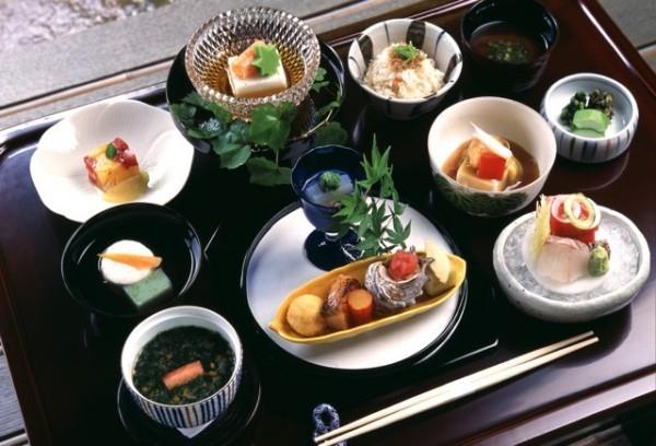 Japanilaista ruokaa Tarjolla erilaisia ​​ruokia vanhojen perinteiden mukaisesti