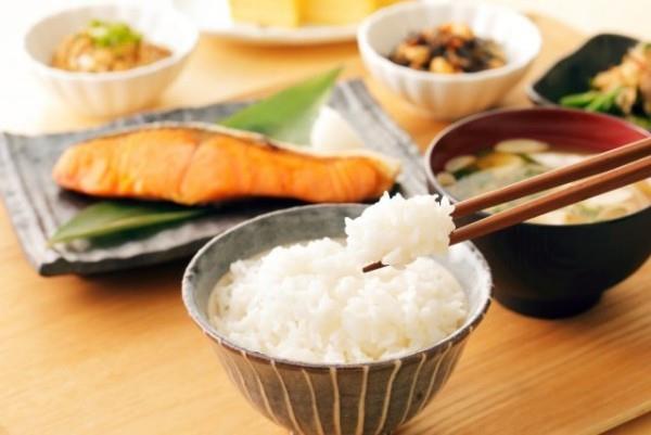 Japanilainen ruoka höyrytettyä riisiä kulhossa parhaana mahdollisena lisäkkeenä kalalle
