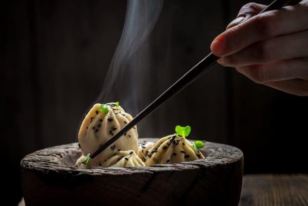 Japanilaisen ruoan kuuma ruokalaji, joka tarjoillaan kauniissa puukulhossa