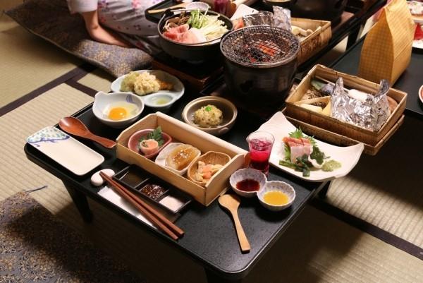 Japanilainen ruoka perinteisesti pieniä annoksia kuluttaa monenlaisia ​​ruokia