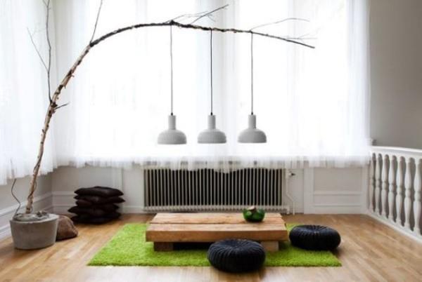 Japanilainen olohuone luonto läsnä haara riippuvalaisimet matalat huonekalut lattiatyynyt vihreä matto