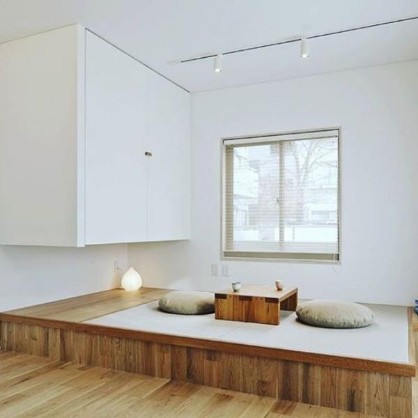 Japanilainen olohuone vähentää estetiikkaa matala pöytä kaksi lattiatyynyä valkoiset seinät