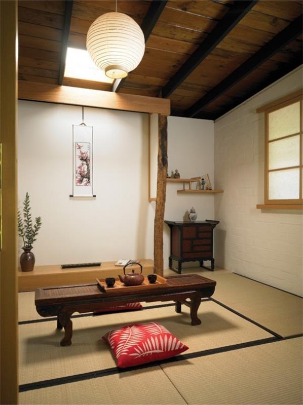 Japanilainen olohuone, perinteisesti sisustettu, kirkkaasti täynnä valoa