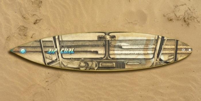 Jarryn Dower Art Design käyttää kankaana vanhaa surffilautaa