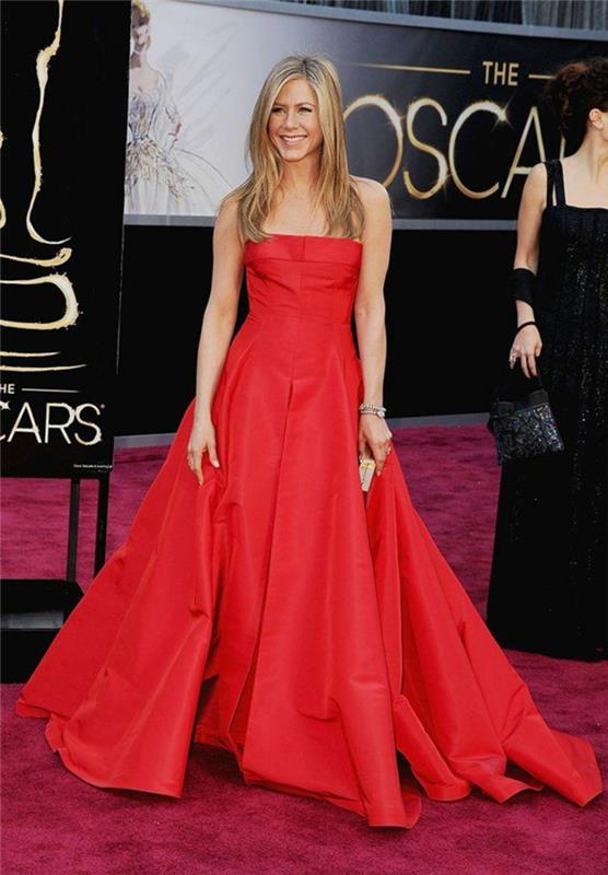 Jennifer Aniston valitsi punaisen iltapuvun Oscar -gaalan
