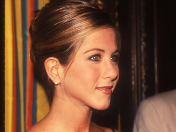 Jennifer Aniston hiuksineen kiinnitetty siro ja viehättävä