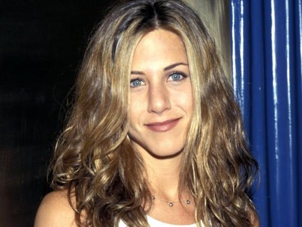 Jennifer Aniston käytti olkapäätä pitkiä vaaleita hiuksia vuonna 1998