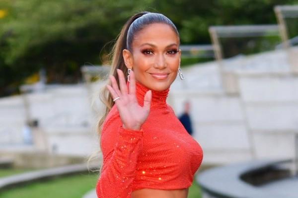 Jennifer Lopez 50 -vuotias täydellinen ulkonäkö näyttää 20 vuotta sitten