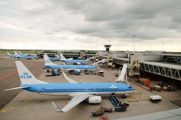 KLM -lentokone laskeutuu yön yli