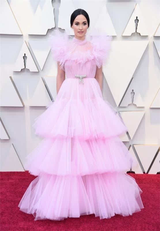 Kacey Musgraves pukeutui Giambattista Valli Couturen vaaleanpunaiseen iltapukuun.