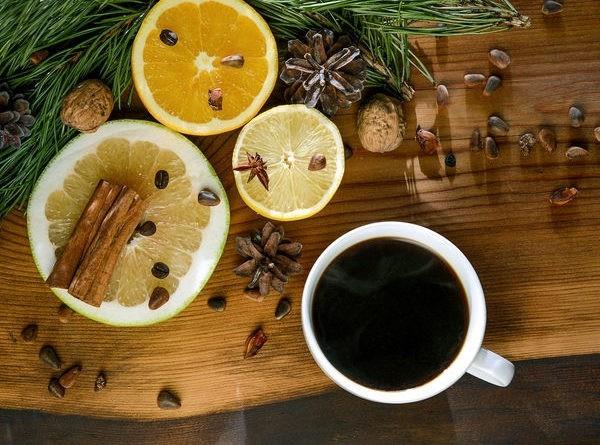 Juo kahvia talvella mausteilla ja sitruunalla puhdistettuna