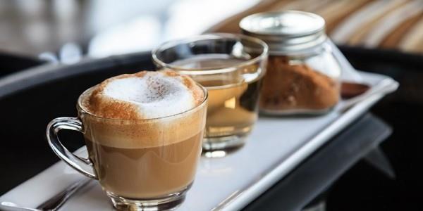 Kahvin juominen Australiassa Flat White Cappuccino maitovaahdolla