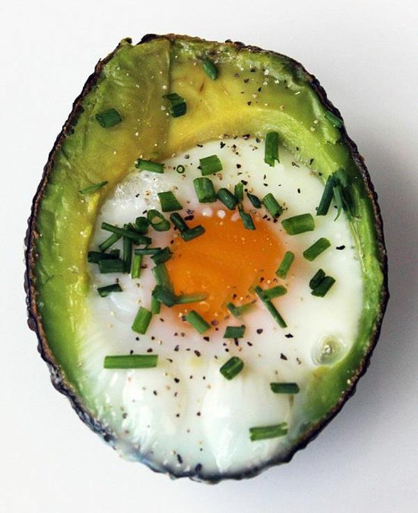 Laske kalorinkulutus terveellistä syötävää munaa avokadossa
