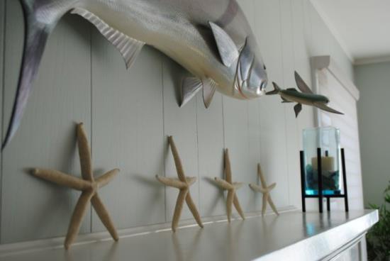 Takkakonsoli koristelee meritähtiä koristeellisia kalan tuoksukynttilän matkamuistoja