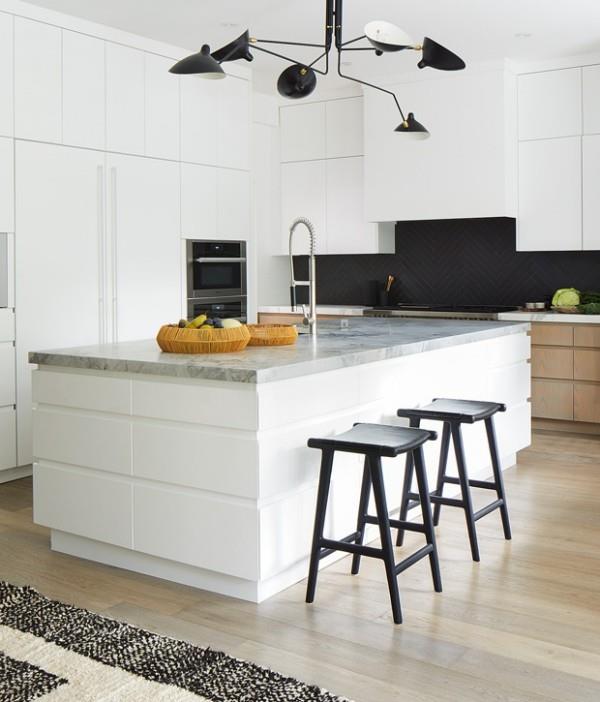 Kanadan unelma talot moderni keittiö valkoinen harmaa musta kaksi hedelmäkulhoa hiekan keltainen