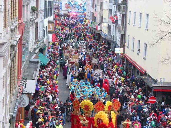 Carnival Braunschweigin karnevaalikarnevaalien paraati nousi maanantaina