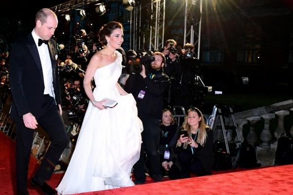 Kate Middleton Prinssi William punaisella matolla vuoden 2019 Baftassa