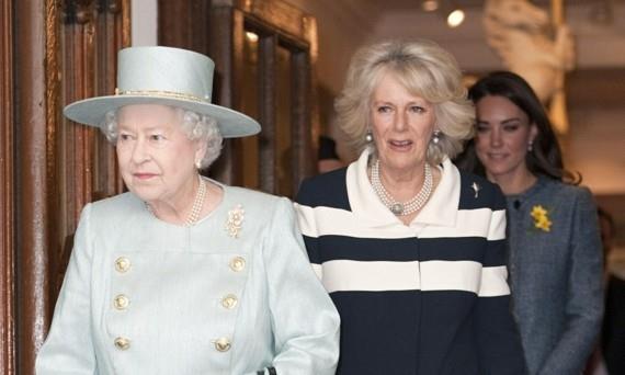Kuningatar kunnioittaa Camillaa