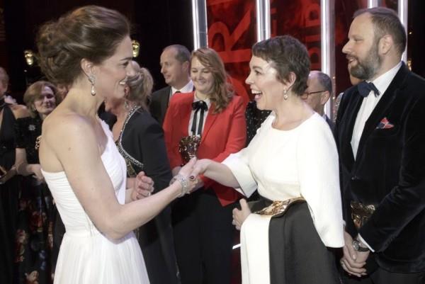 Kate Middleton onnittelee elokuvapalkinnon voittajaa Olivia Colmania