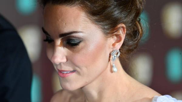 Kate Middleton kiinnitti ruskeat hiukset helmikorvakorut
