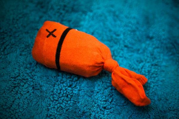 Kissan lelu, jossa on sukkia, oranssi kala