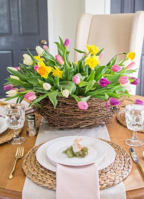 Koristele kevään keittiökori tulppaaneilla ja narsisseilla ruokapöydällä todellinen katseenvangitsija parempi mieliala