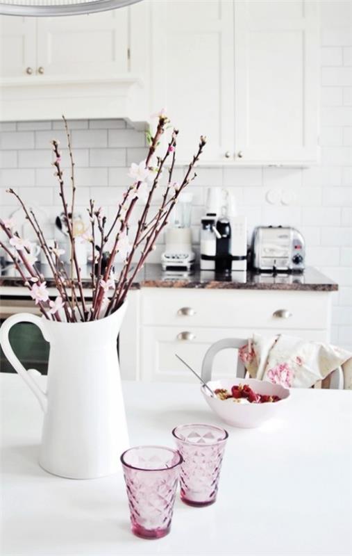 Keittiön kevätmainen koristelu pillua paju valkoisessa posliinikannussa näyttää ihastuttavalta