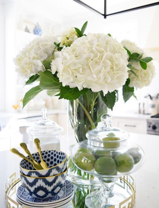 Keittiön kevätmainen koristella valkoisia hortensioita lasimaljakassa vihreitä sitruunoita tyylikäs kahvi