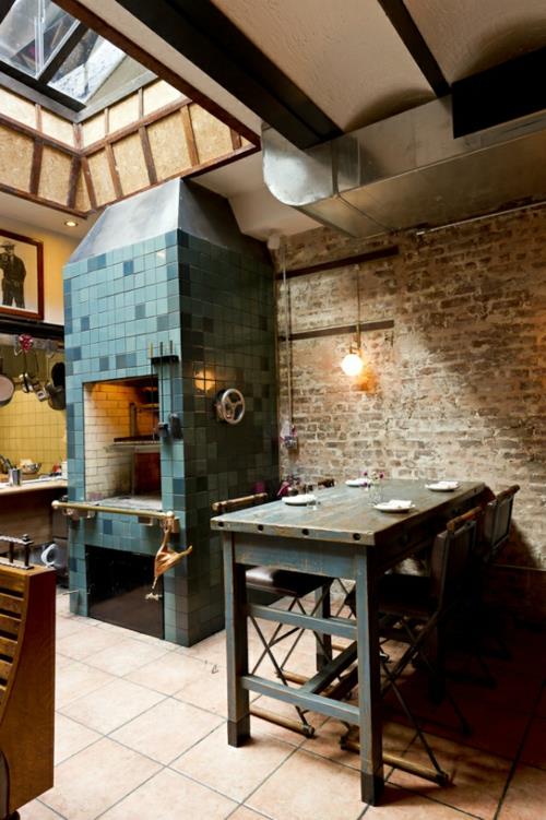 Keittiön suunnittelu sisäänrakennetulla grillillä modernit laatat sininen maalaismainen pöytä