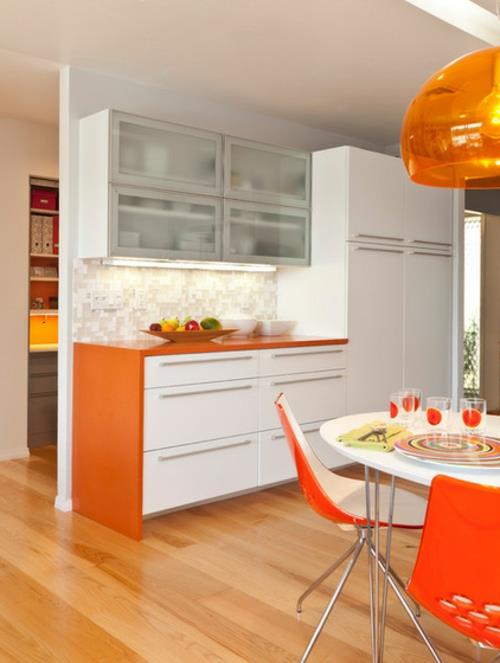 Keittiön työtaso ja keittiön takaseinä valkoinen keittiön kaappi oranssi
