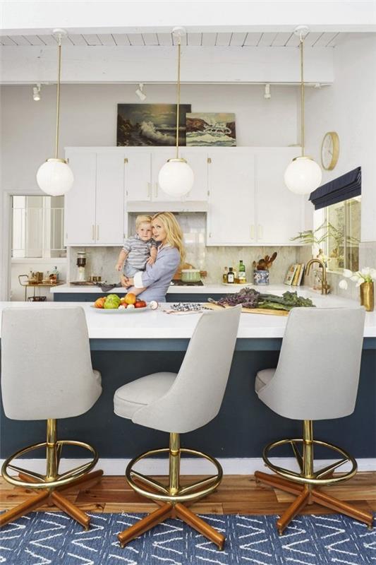 Keittiösuunnitteluideoita moderni keittiö valkoisissa ja tummansinisissä tyylikkäissä kalusteissa nojatuolit tuolit edessä