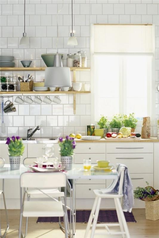 Keittiön suunnitteluideoita valkoisen keittiön laatoitetut työtasot, joissa on paljon luonnonvalon kukkia