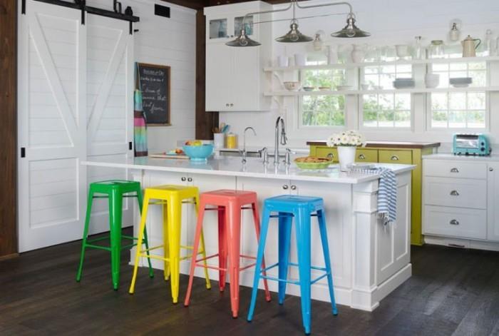 Keittiösaari valkoinen keittiö värikkäitä tuoleja kohokohtia