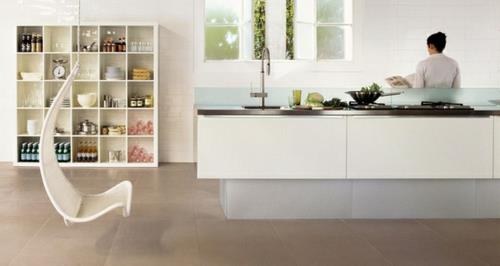 Asenna keittiön takaseinä huomaamattomasti valkoiseksi, sileäksi ja minimalistiseksi