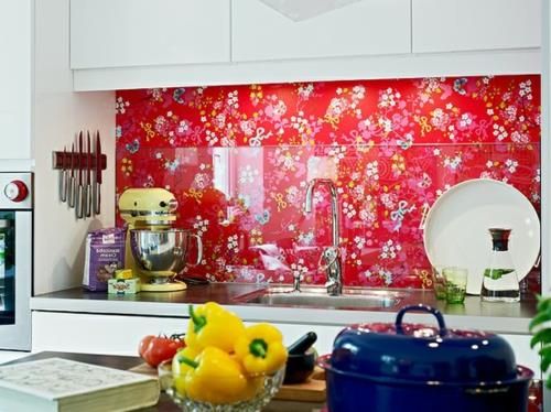Asenna keittiön takaseinä punainen kiiltävä värikäs kukkakuvio