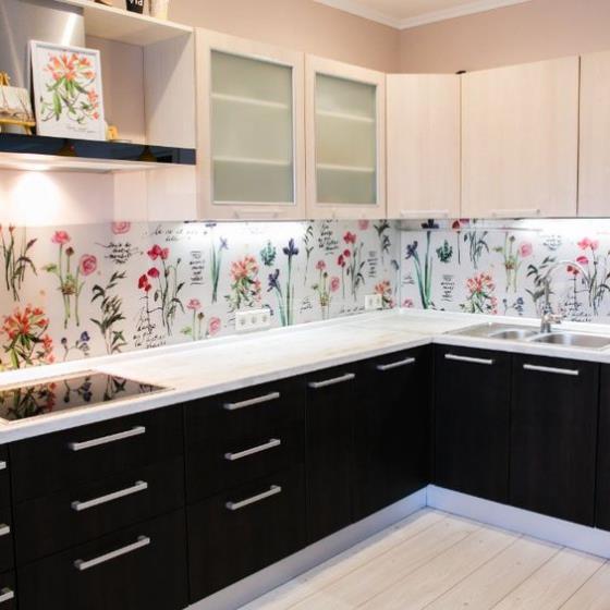 Keittiön takaseinä, jossa on kukka -taustakuva kauniita kuvioita mustat pohjakaapit valkoiset työtasot vaaleat seinäkaapit