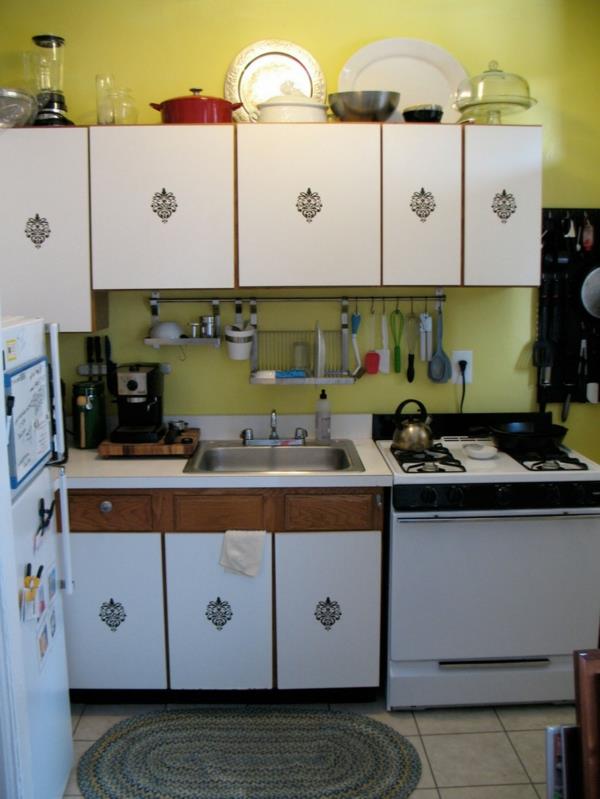 Keittiökaapin keittiöhylly järjestää keittiön kiskotyökalut