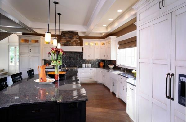 Keittiökaappi ja keittiöhylly järjestävät marmorisen keittiön työtason