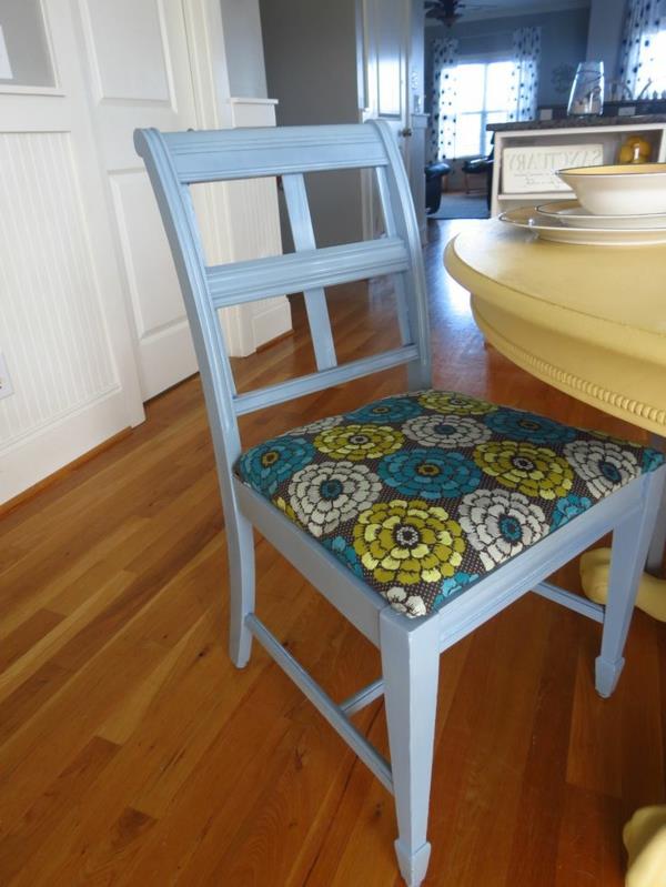Keittiö-pöytä-tuolit-maalattu-sininen-selkänoja-tuki-kukka-kuvio