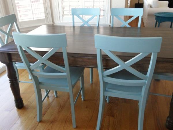 Keittiön pöytä ja tuolit siniseksi maalattu, selkä vaalealla värillä