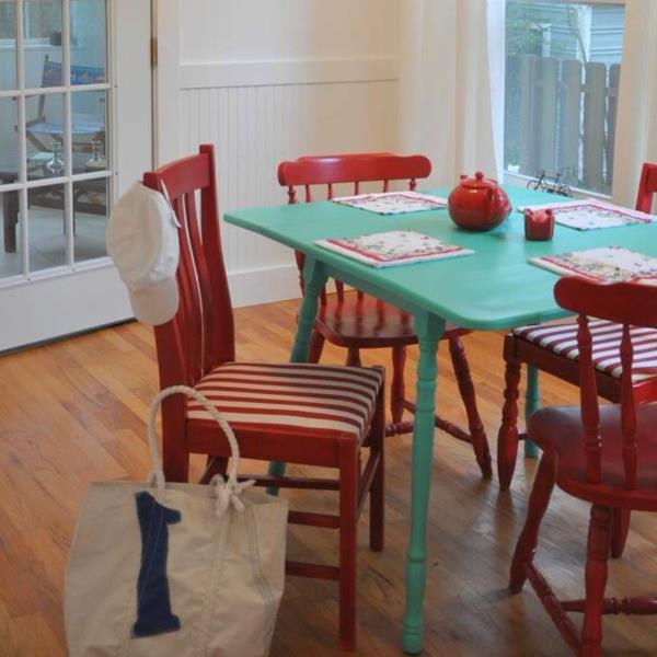 Keittiön pöytä ja tuolit värikäs sisustus punainen vihreä raita
