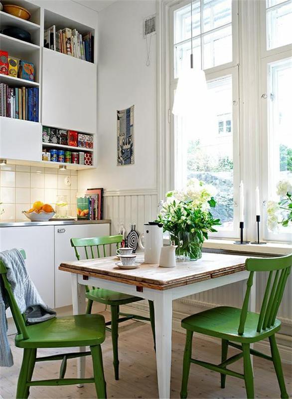 Keittiön pöytätuolit maalattu vihreiksi tuoleiksi maljakko kukkia