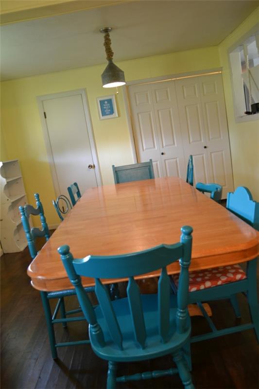 Keittiön pöytä ja tuolit rohkea sininen väri puinen pöytä